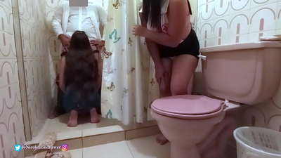 Infermierja gjen doktorin duke ndyrë pacientin në banjën e spitalit / PJESA 1 / NicoleLondrawer / Chiquicandy